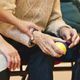 「老人臭」是洗澡沒洗乾淨？醫解謎底 「愛吃2類食物」恐害氣味更濃