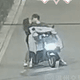 影/親不停！小情侶騎機車熱吻親到「車身歪斜」　下秒慘被撞飛雙雙送醫