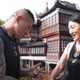 館長魅力爆棚！歐美遊客都來朝聖　女粉搶合照送「關公袍」藏暖心含意