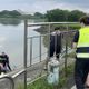 影/新北老婦河濱公園落水　警趕赴現場救回一命