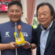 藍綠和解？吳宗憲拿「鬼娃恰吉」找王世堅簽名加持