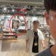 板橋車站無印良品驚見「裸男躺展示床」！　還跑給警衛追