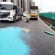 台中大貨車自撞散落塑膠微粒　台74線瞬間染「一片藍」