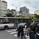 公車司機停車開門比讚挺罷團慘了！業者：至少記過以上處分