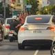 影/被擋路！台南路怒男攔截特斯拉「揮舞掃把柄」叫囂