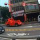 「台灣最速拖吊傳說」翻車了？違規車突脫鉤　落地撞上人行道