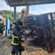 淡水大卡車過彎失控翻車　駕駛受困救出緊急送醫