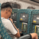 超誇張！搭高鐵爽抽電子菸　眼鏡男一吐菸「抖動癱軟」