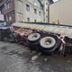 影/三重又見「工地旁道路塌陷」！天坑把砂石車吞了