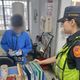 影/台中粗心男騎車狂噴千元鈔　「忘剛領薪水」竟拒收