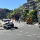 影/直擊！基隆騎士趕上班遭左轉車撞飛　零件散落一地