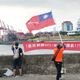 海鯤號出港測試軍事迷揮國旗相挺！高雄港「鏡頭君」又掛了