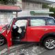 蘆洲MINI COOPER暴衝　撞斷公車站牌、佈告欄