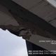 影/硬要過！台中拖板車載機具「刷卡天橋」　水泥碎了一地