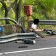 國6驚見詭異車禍！休旅車撞護欄懸空　駕駛路邊盤腿打坐