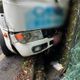 驚險！　平溪小巴撞山壁　駕駛受困、乘客臉部擦傷