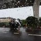 驚險！國1南崁北上入口聯結車撞路肩「半輛懸空」