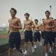 《進行曲》鮮肉男團裸身狂奔畫面養眼　牧森頂低溫苦拍13次才過關