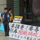 新店2勇消殉職　他們衝市府外陳情：消防員的命不是命