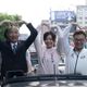 影/車掃選民熱情歡呼迎接　韓國瑜偕高虹安、鄭正鈐比大愛心回應