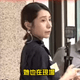 冷豔+燦笑「制止」！　女警現身投票所超吸睛