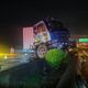 國1嚴重車禍！物流車開上內側護欄釀追撞