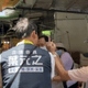 打傘衝撞、連比兩次中指！葉元之市場謝票再遇瘋狂青鳥