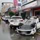 影/十字路口搶快！高雄直行撞轉彎車　23歲女慘翻車