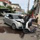 影/苗栗嚴重車禍2人噴飛掛彩　機車驚悚「倒掛轎車頭」