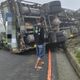 影/疑煞車失靈！貨車武嶺「開上山壁」翻覆　高麗菜灑滿路