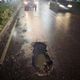 影/高雄又有災情！雨夜驚見天坑「4車慘爆胎」