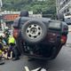 新北八里休旅車自撞分隔島翻覆　2人受傷送醫