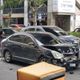 北市大安區轎車暴衝連撞5車　機車騎士吐血夾困車底