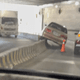 影/怎麼開的？台南地下道轎車騎上護欄　網：三寶就是狂