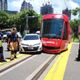 影/高雄輕軌又出事！慘遭「左轉搶快車」撞車頭