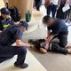 影/嘉義長庚醫院「車手囂張領錢」　警一擁而上秒壓制