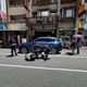 影/大熱天！宜蘭頭城對撞車禍2傷　路人暖心撐傘遮陽