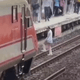 千鈞一髮！桃園車站女子落軌　自強號急煞驚險救援