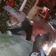 影/台中隨機攻擊！狂男「罐頭、藤椅」狠尻女路人
