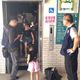 影/投票驚魂！竹北十興國小電梯故障1家4口受困　警方急救援