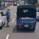影/台中超硬行車糾紛！光頭男當街掏斧頭叫囂　畫面全都錄