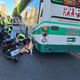 直擊！板橋公車擦撞機車　63歲女騎士倒地險遭輾壓
