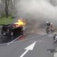 影/板橋華江橋下火燒車　休旅車行進間竄火4人跳車
