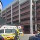 西門町峨嵋停車場女子跨座6F女兒牆　警消苦勸強制送醫