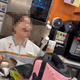 超商結帳爆爭執！女店員崩潰當場下跪磕頭　狂喊對不起
