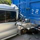 高速衝施工區！廂型車猛撞「塞入」大貨車尾　駕駛遭夾困