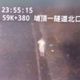 國道3號深夜車禍！駕駛自撞護欄逃逸　落跑畫面全被拍