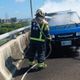 驚魂！國1高架桃園段「貨車突狂燃」　駕駛乘客急逃命