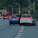 影/沒打燈硬切！國3白車「被擠進休息站」　全場看傻
