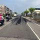大貨車載運泥土沿路狂掉　騎士來不及閃當場「雷殘」